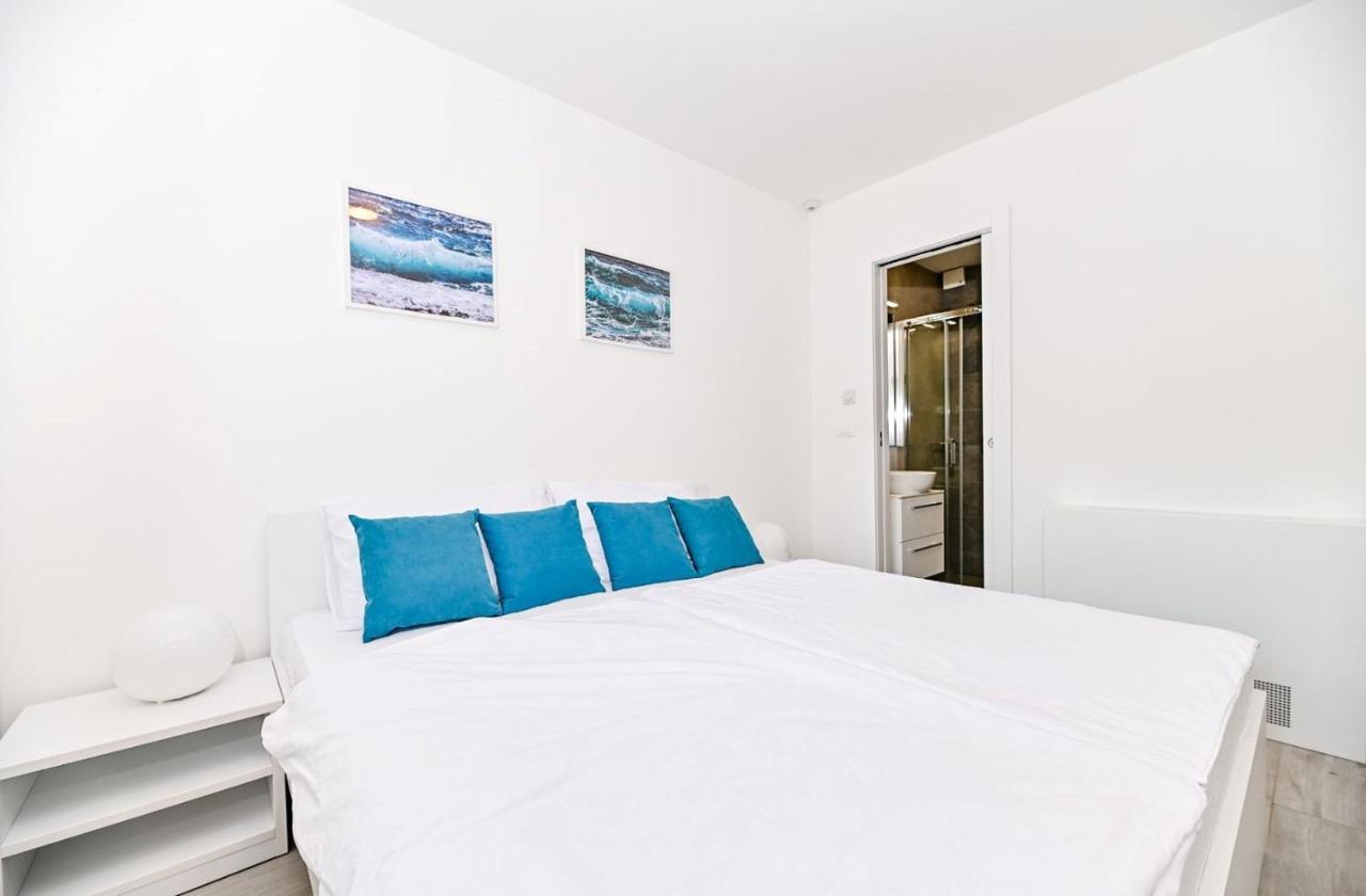 Apartment Flori With Sea View Малинска Екстериор снимка